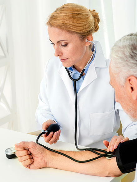 Doktor überprüft Blutdruck